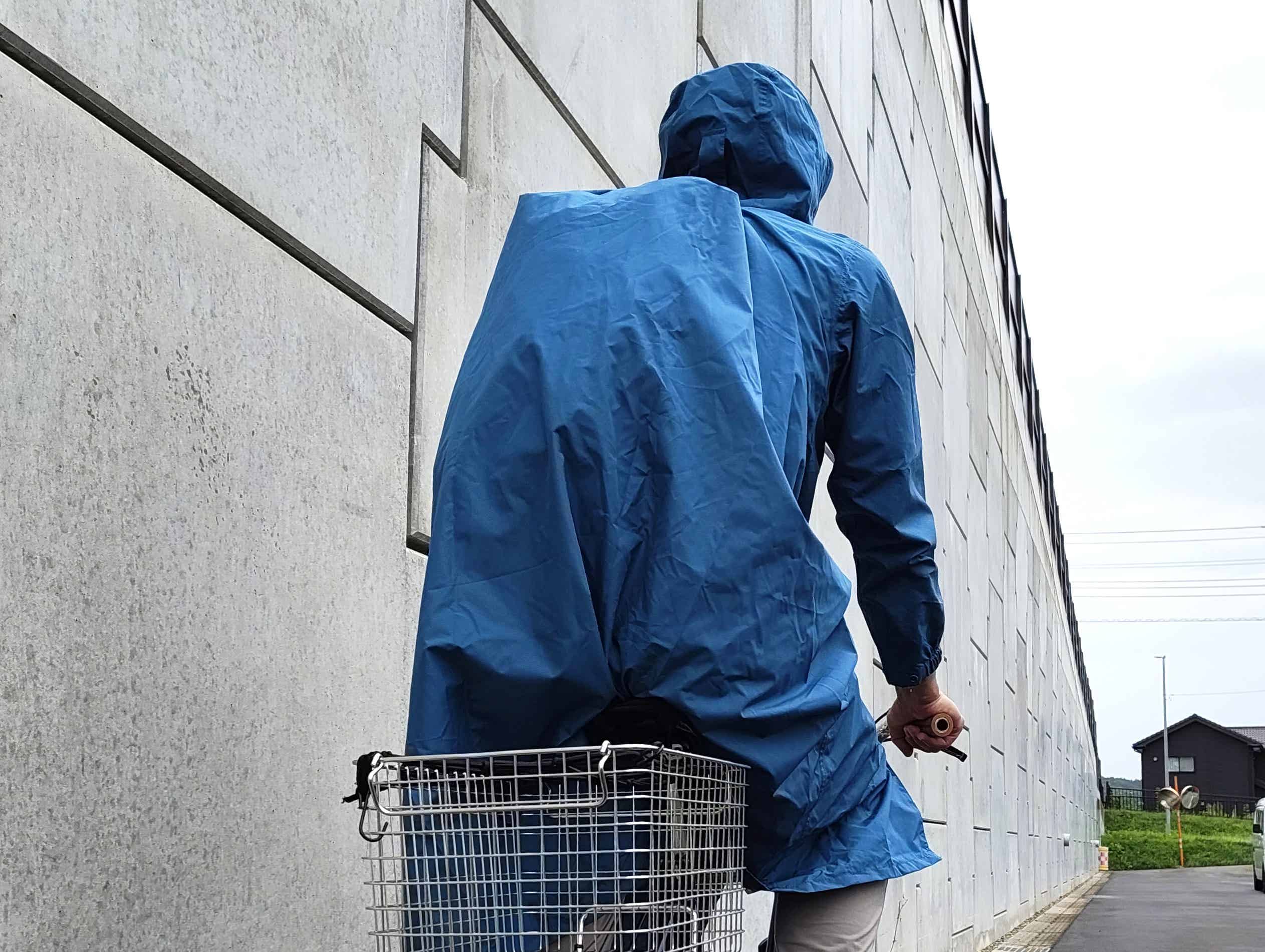 ワークマンのバッグイン透湿レインコートライトのリュックの膨らみ