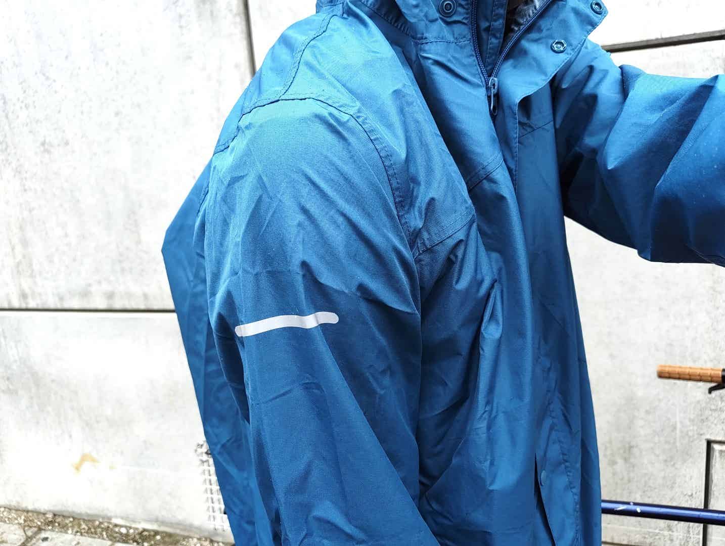 ワークマンのバッグイン透湿レインコートライトの反射プリント