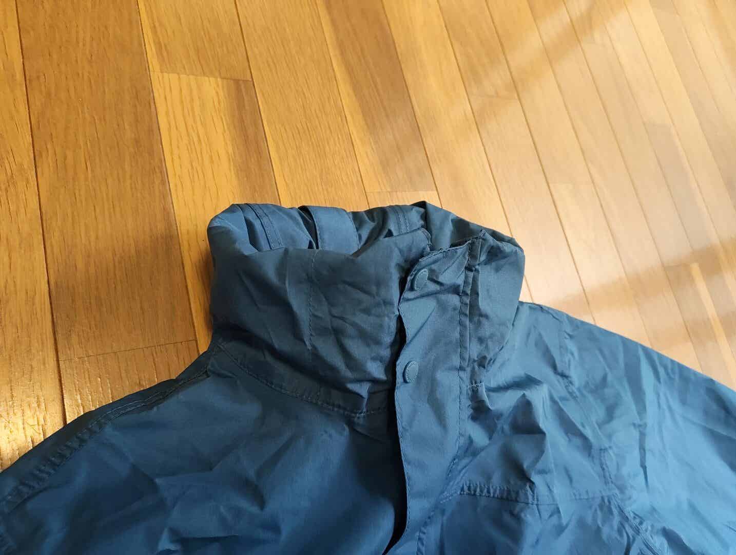 ロールアップしたフード