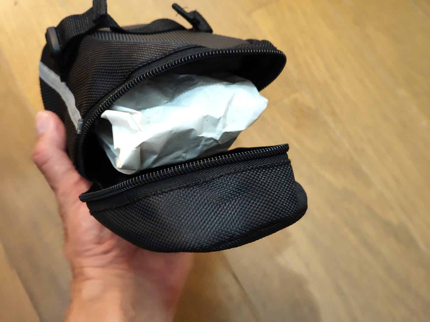 ダイソーのサドルバッグの中に入れた紙