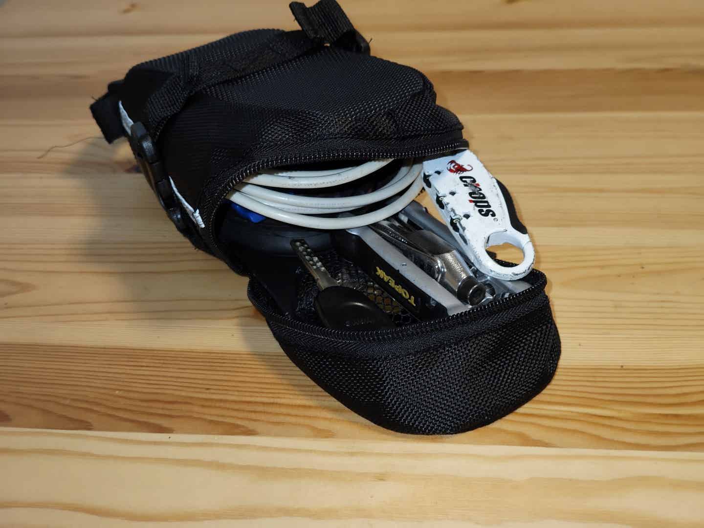 ダイソーのサドルバッグのファスナー
