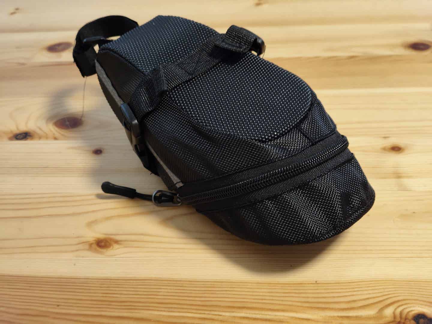 ダイソーのサドルバッグのファスナーを閉めたところ