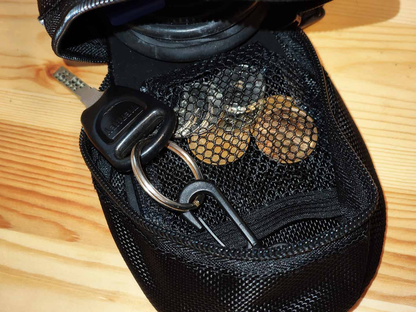 ダイソーのサドルバッグの鍵用フックと小物ポケット