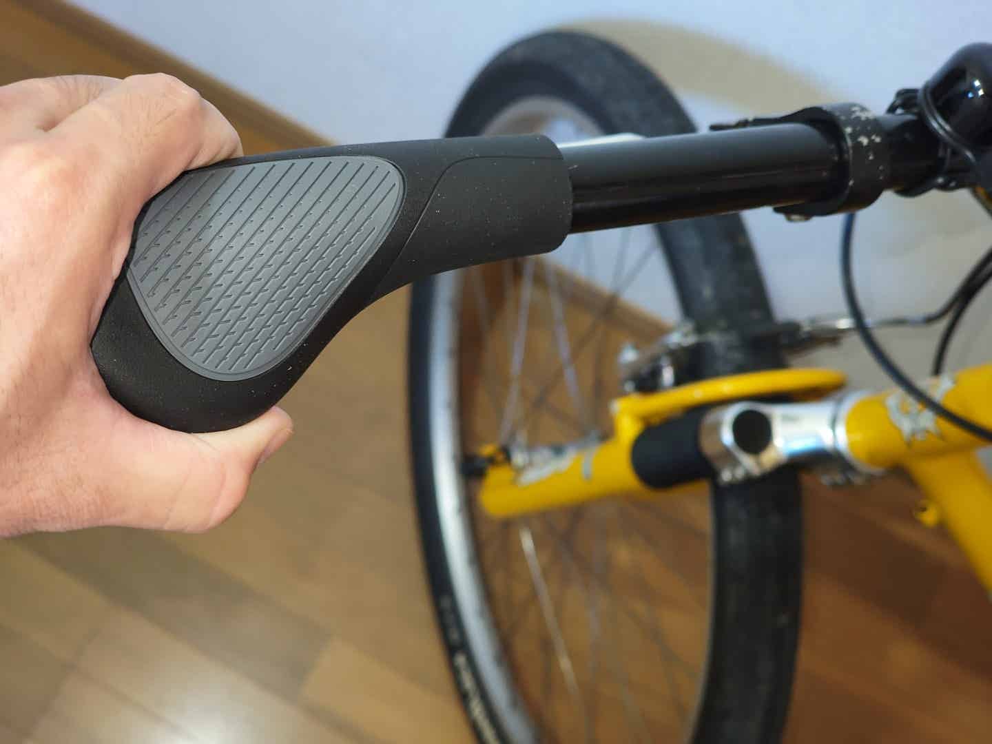 エルゴングリップのGP1-Evoをハンドルに差し込む