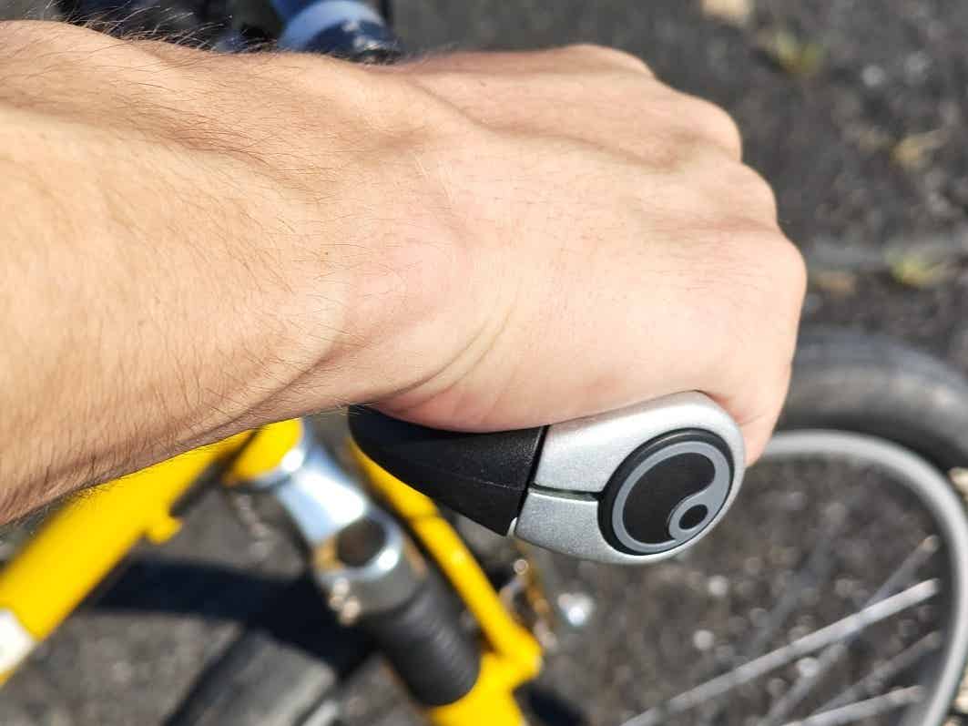 エルゴングリップを握った手首の角度