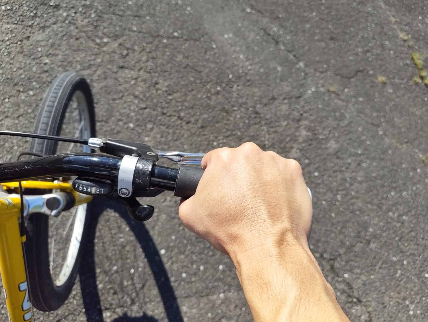 エルゴングリップGP1 Evoを握っているところ