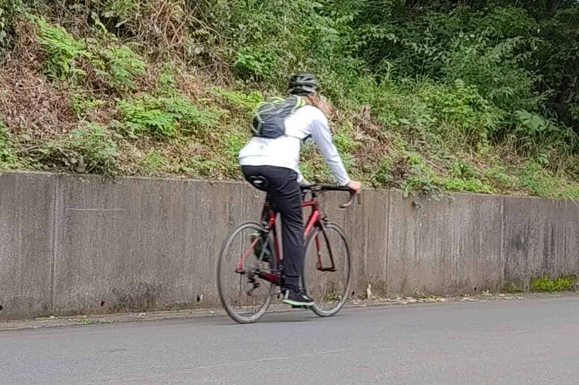 セラSMPのサドルを付けたロードバイクで走る筆者