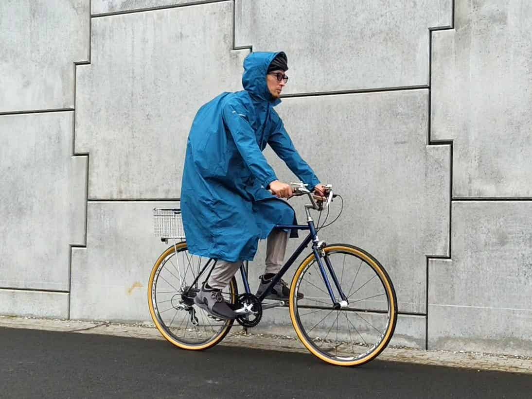 ワークマンのバッグイン透湿レインコートライトの乗車姿勢