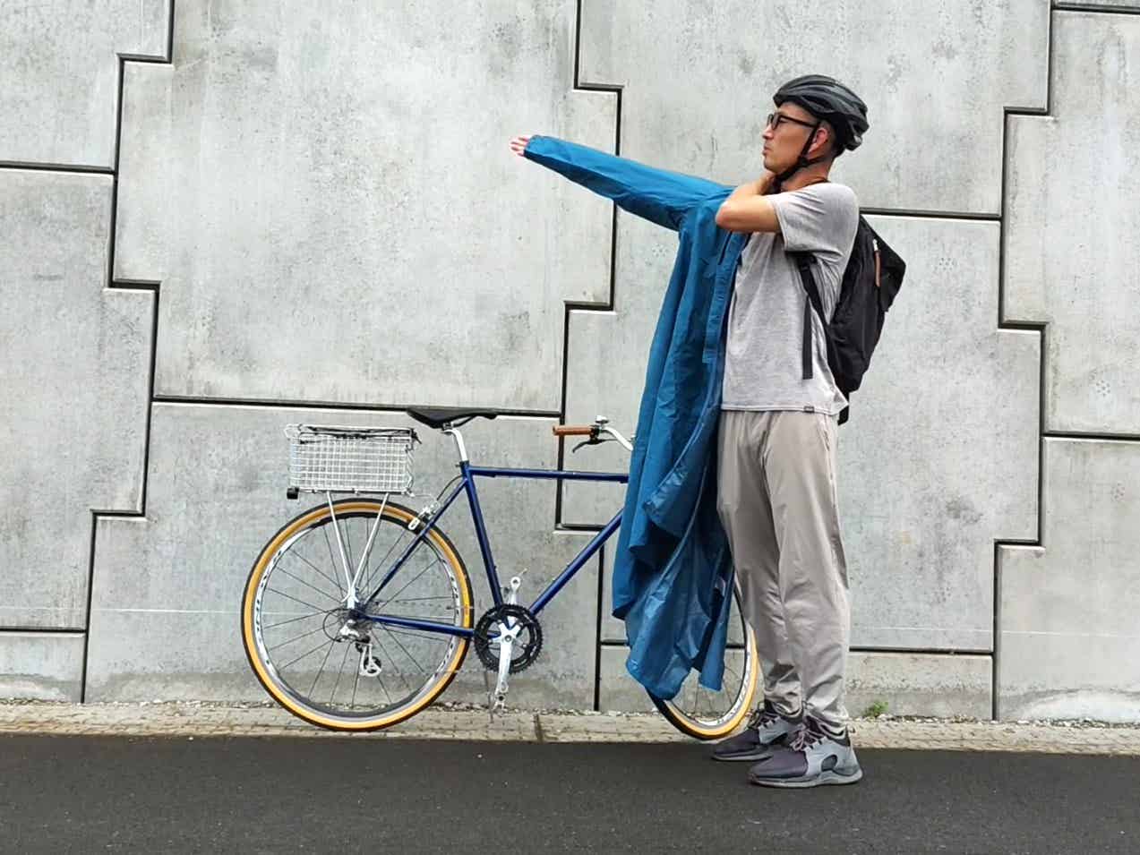 ワークマンのバッグイン透湿レインコートライトを着ているところ