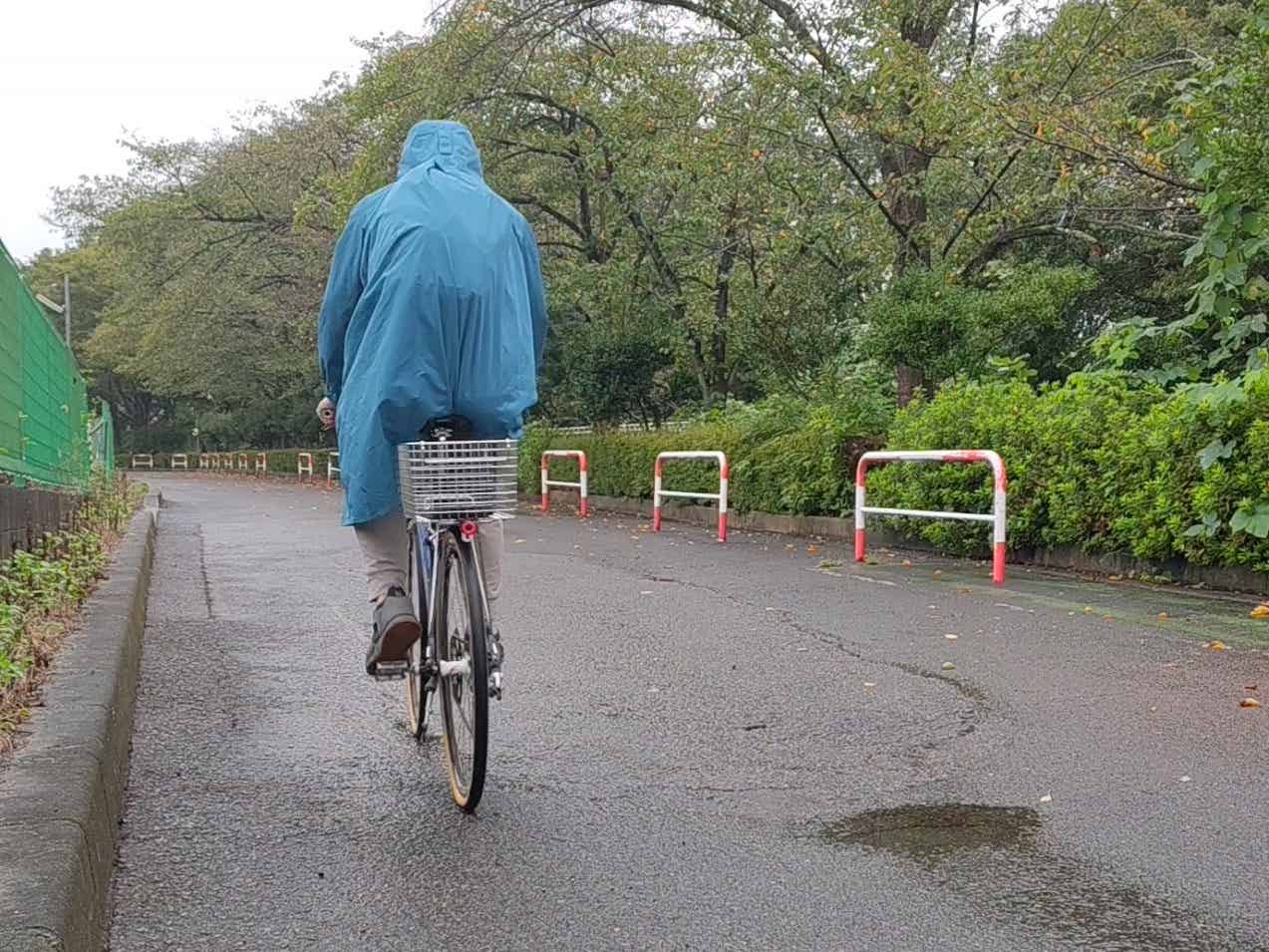 ワークマンバッグインレインコートを着て自転車で走る筆者