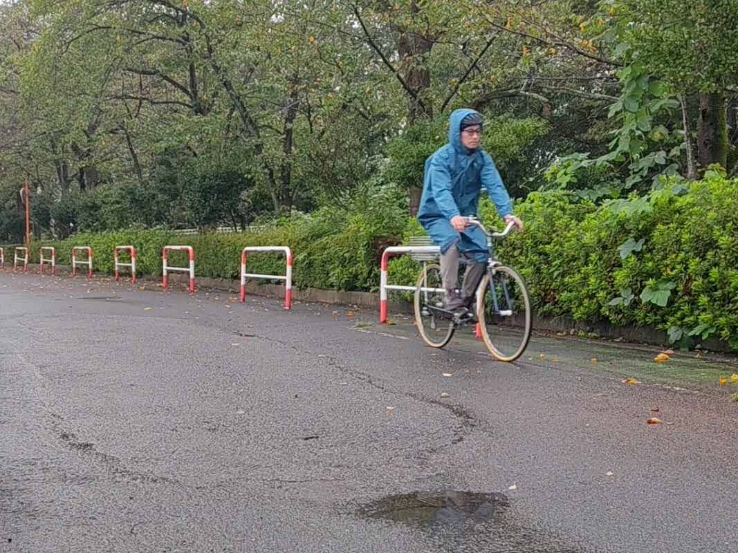 ワークマンバッグインレインコートで雨の日に防水性を検証