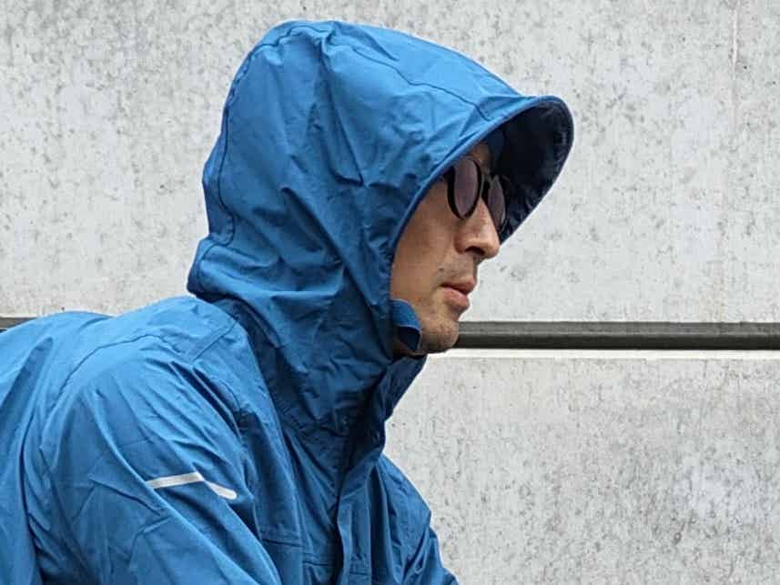 ワークマンのバッグイン透湿レインコートライトのフード