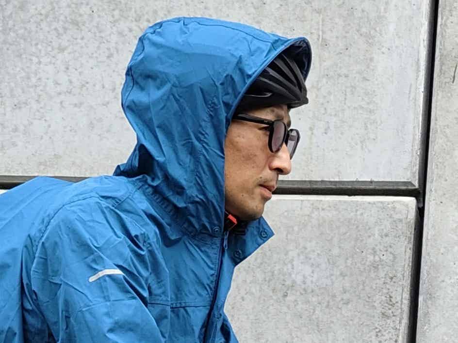ヘルメットの上からフードをかぶった状態