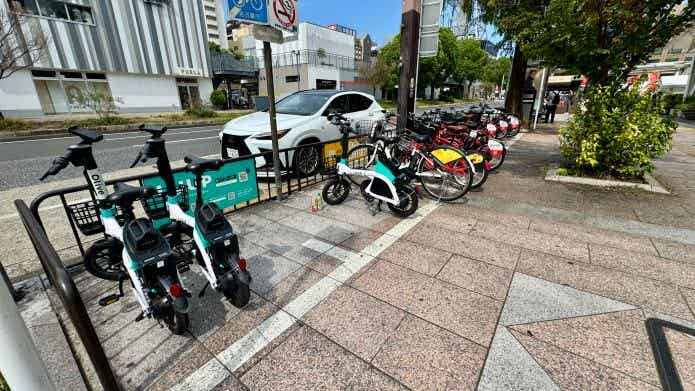 4つのブランドのポートが並列するオアシス21前