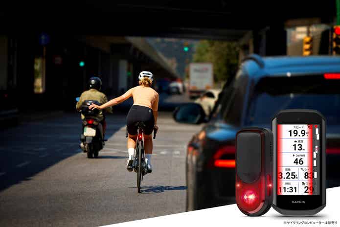 Garminの「Varia RearVue 820」を使う女性ライダー