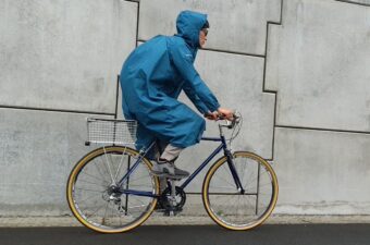 【ワークマン】3,000円台のレインコートはリュックも濡れない？雨の中で検証してみた