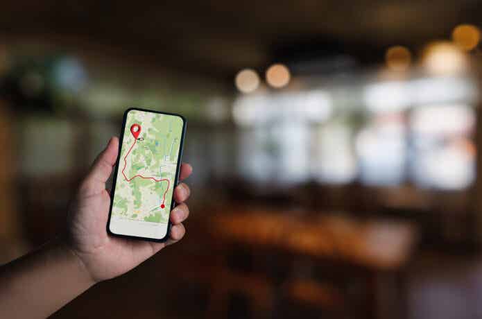 地図を表示したスマホ