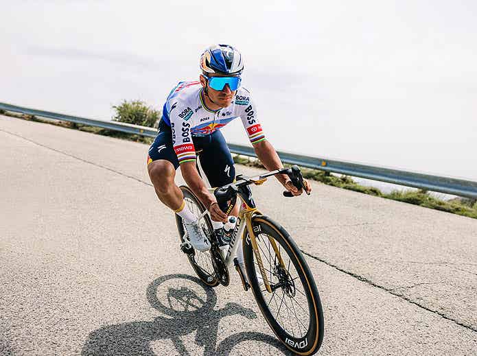 S-Works Tarmac SL9 LTD - Remco Evenepoelに乗るライダー