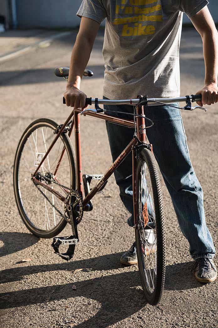 20周年記念「スチームローラー」の完成車と男性