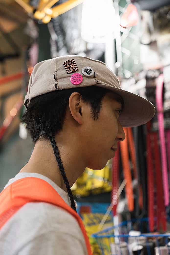 ピンをつけた帽子をかぶる男性