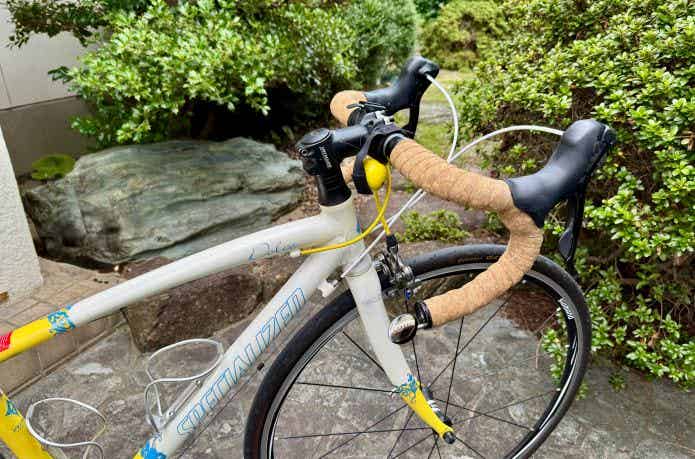 玄関前に停めたロードバイク