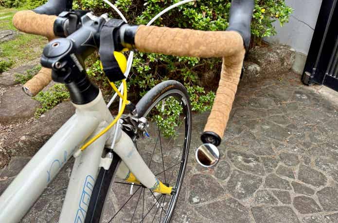 玄関で出発前のロードバイク