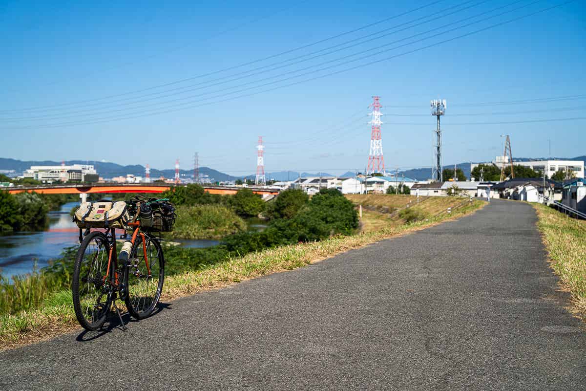 猪名川沿いのサイクリングロードに停めたロードバイク