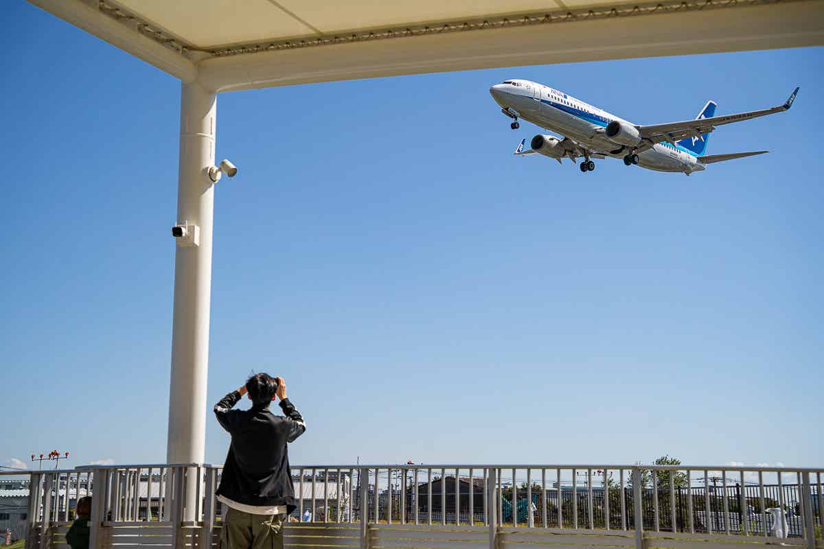 ma-zikaの展望台から見上げる着陸前の旅客機