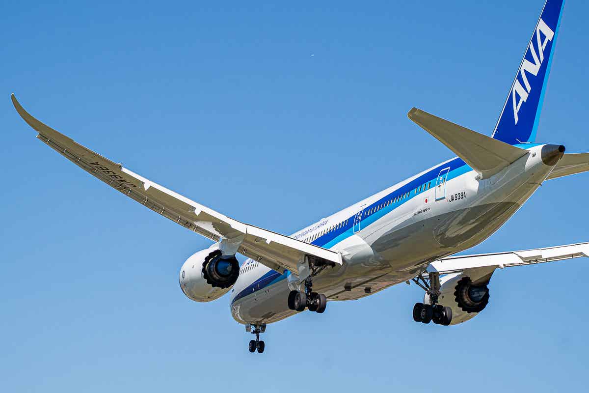 ma-zika上空を通過するANAの旅客機