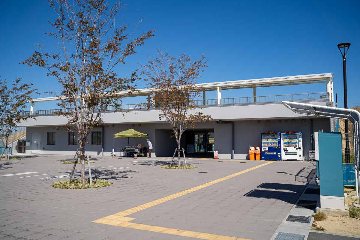豊中つばさ公園ma-zikaのトイレと自販機がある建物