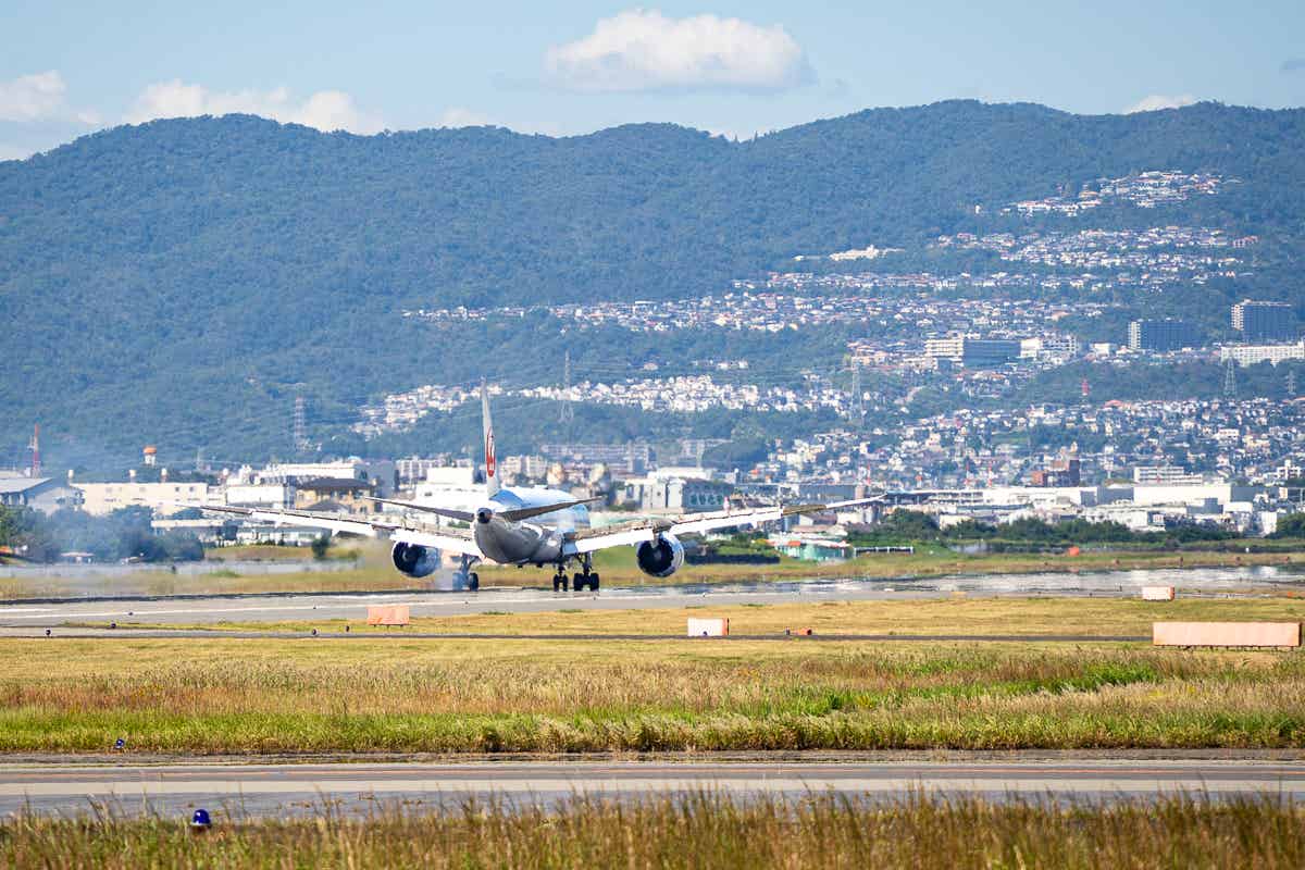 伊丹空港の滑走路と駐機場に並ぶ旅客機