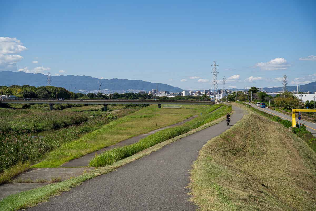 猪名川サイクリングロードの河川敷を走る舗装路