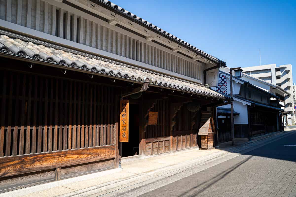 江戸時代の街並みが残る伊丹酒蔵通り