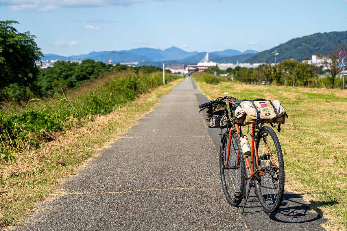 池田方面へ北上する猪名川サイクリングロードとロードバイク