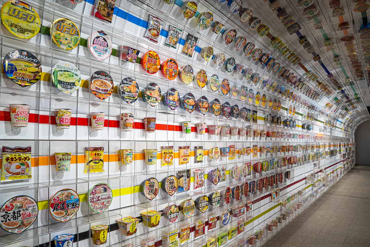 歴代パッケージが並ぶインスタントラーメン・トンネル
