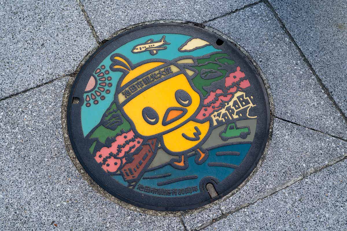 チキンラーメンのひよこちゃんが描かれた池田市のご当地マンホール