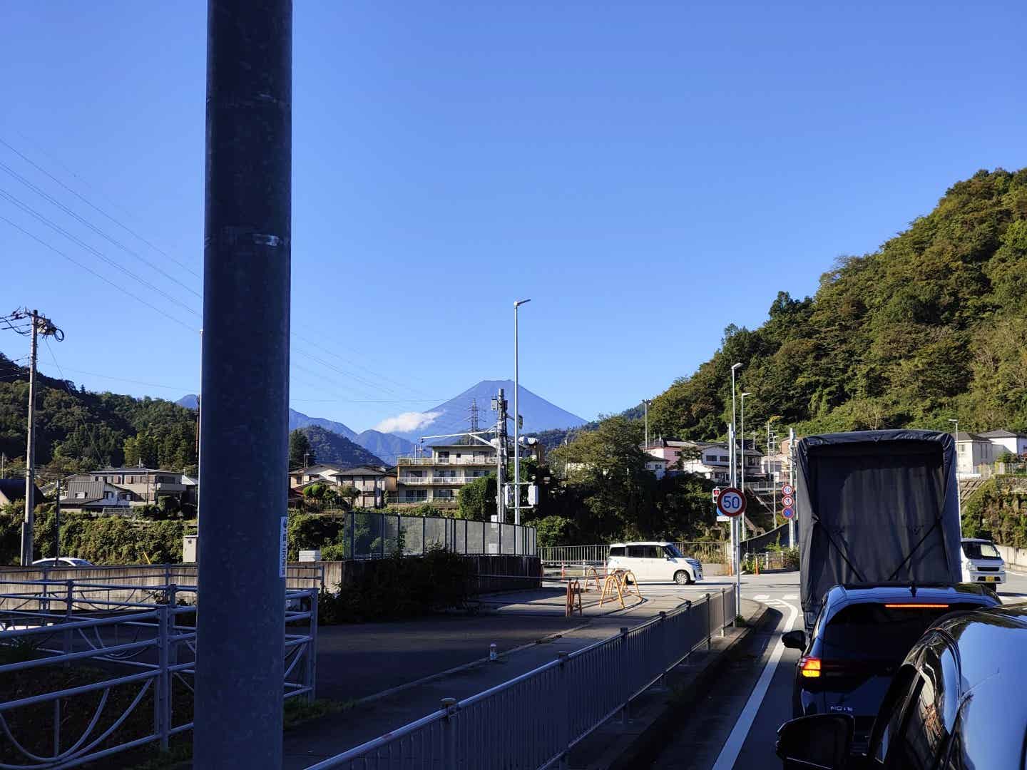道路越しに見える富士山