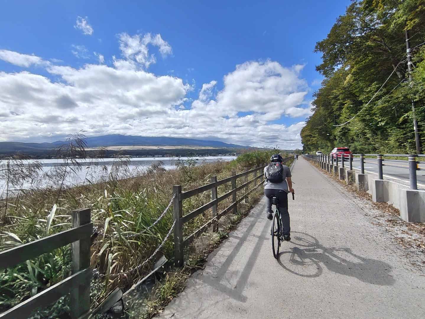 山中湖のサイクリングコースをロードバイクで走るYさん