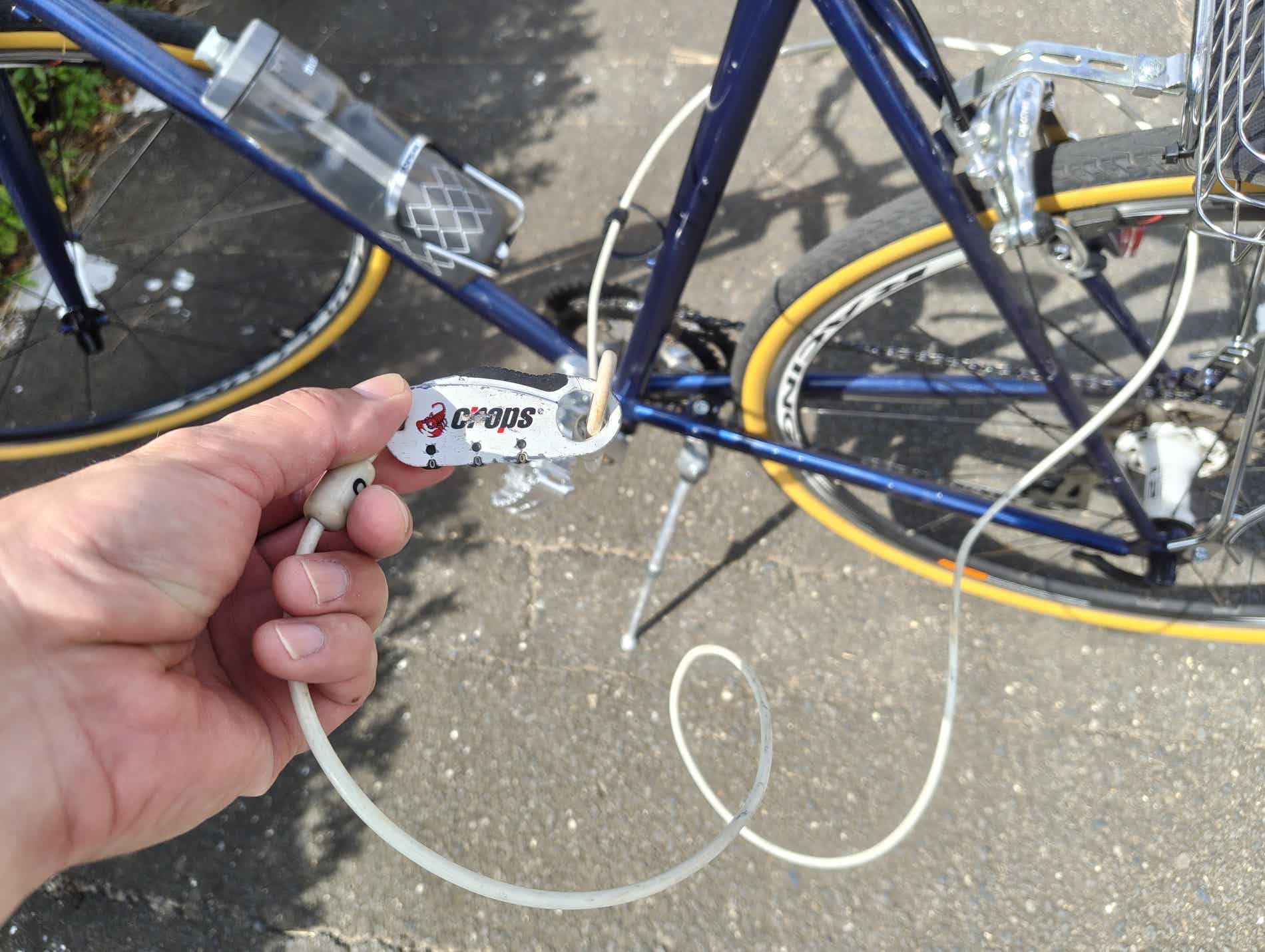 自転車に施錠する様子