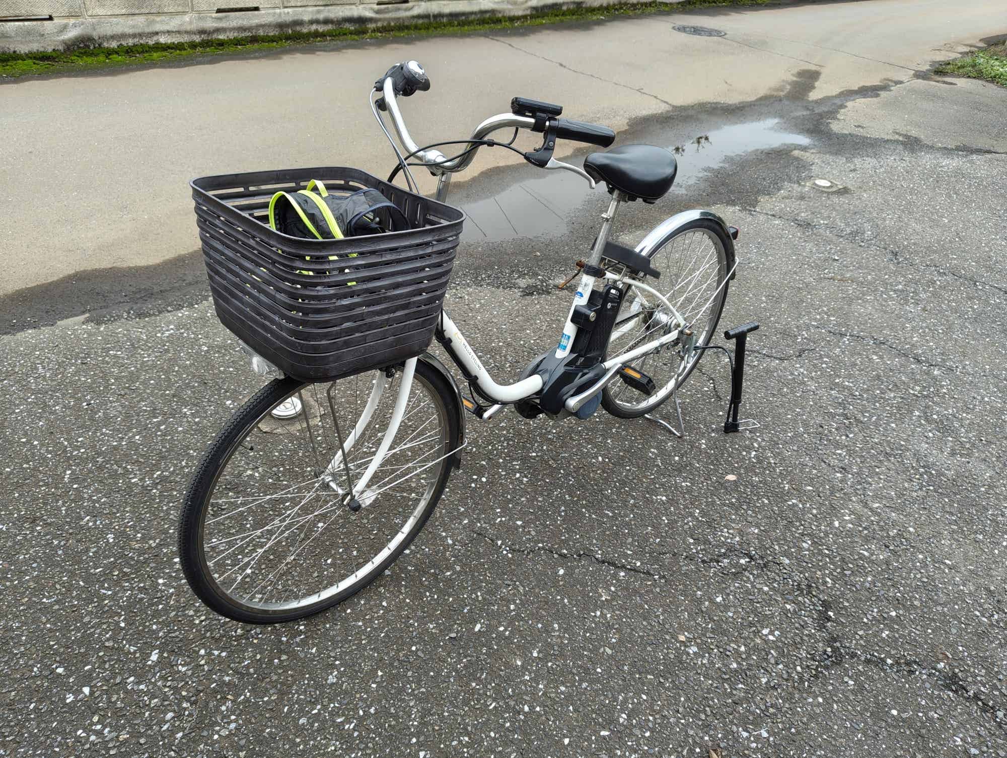 電動アシスト自転車にワッツの空気入れを使っているところ