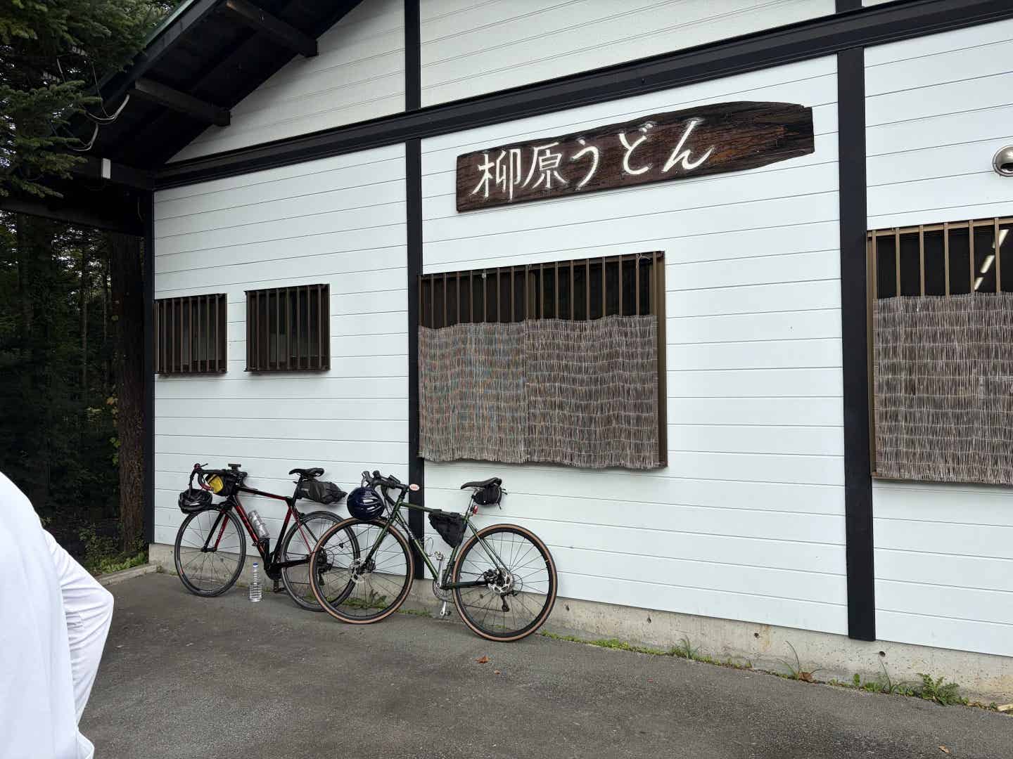柳原うどんにロードバイクを停める