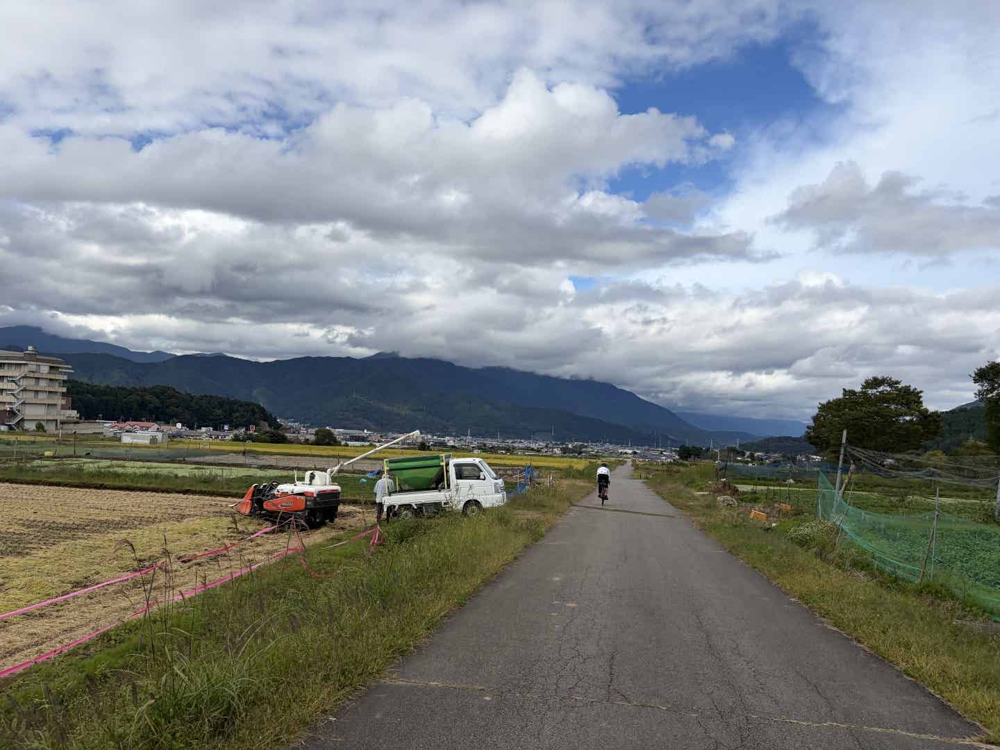 富士吉田市の田んぼ道を走る筆者