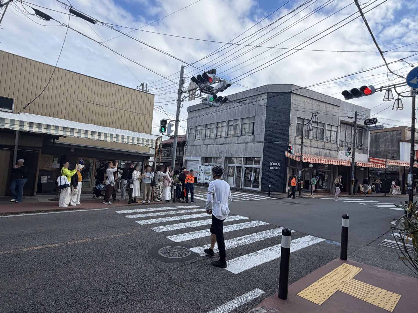 富士吉田レトロ商店街の横断歩道を渡る筆者