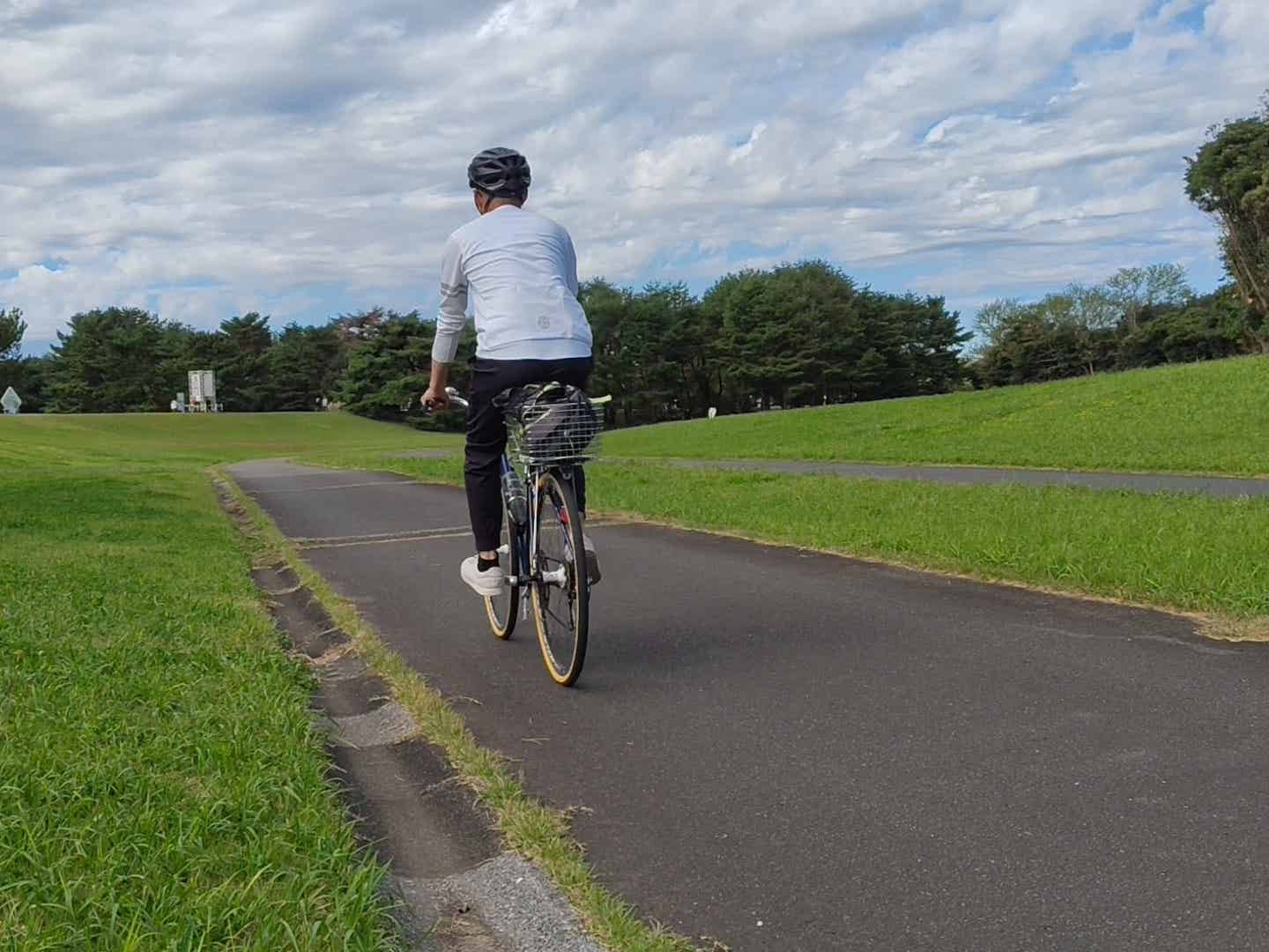ひたち海浜公園のサイクリングコースを走る筆者
