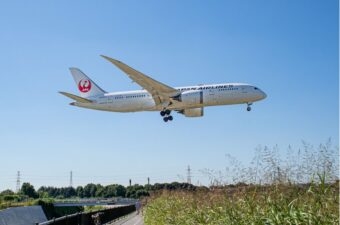 【大迫力】飛行機がすぐ頭上に！大阪・兵庫の猪名川サイクリングロードを自転車で走ってきた